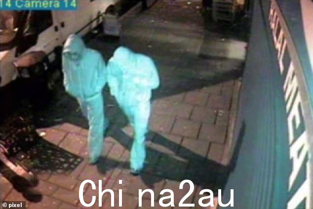 闭路电视录像显示盖尔(与同谋合影)按门铃,平静而耐心地等待受害者开门,然后从近距离射击她
