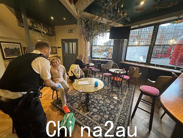 周五下午 5 点左右,急救人员赶到现场,据信这起可怕事件发生在 Clapham Common 的 Belle Vue 酒吧外
