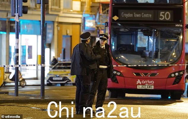 今天下午现场被封锁,六辆巴士仍被困在警方警戒线内