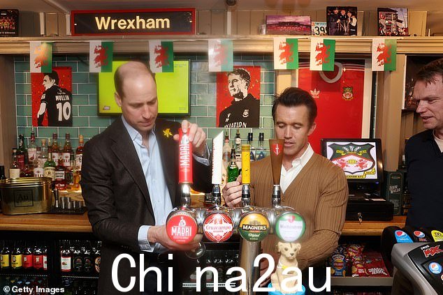 威廉王子和雷克瑟姆 AFC 共同所有者 Rob McElhenney 今天在 The Turf 喝一杯