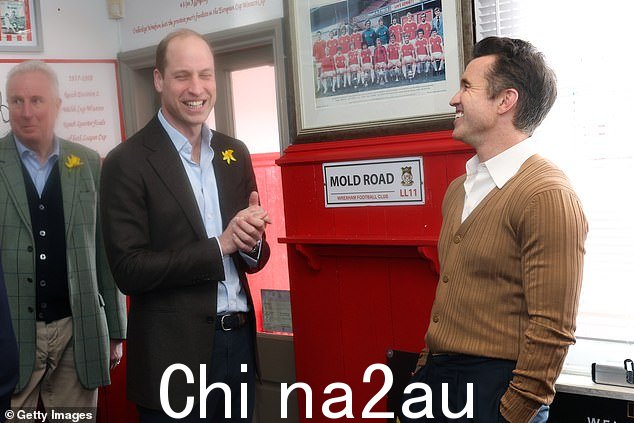 威廉王子今天在 The Turf 酒吧与雷克瑟姆 AFC 共同所有者 Rob McElhenney 交谈