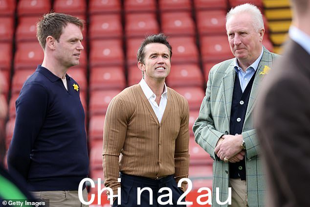 雷克瑟姆 AFC 共同所有者 Rob McElhenney 今天在赛马场参观期间