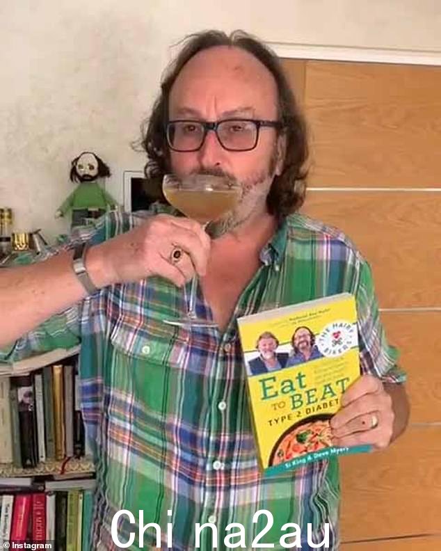 戴夫·迈尔斯在 2020 年 5 月喝鸡尾酒宣传 Hairy Bikers 的一本书籍。他说他希望人们在他的葬礼前喝点马提尼酒放松一下