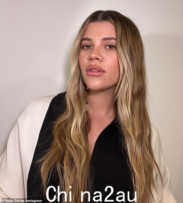 Sofia Richie 在 Instagram 上展示她作为 SkinCeuticals 大使的透明肌肤