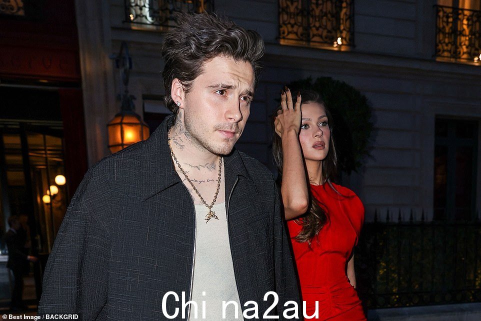 虽然有抱负的厨师布鲁克林在米色上衣外面穿了一件黑色夹克,但他搭配了一条宽松的裤子来搭配他的夹克