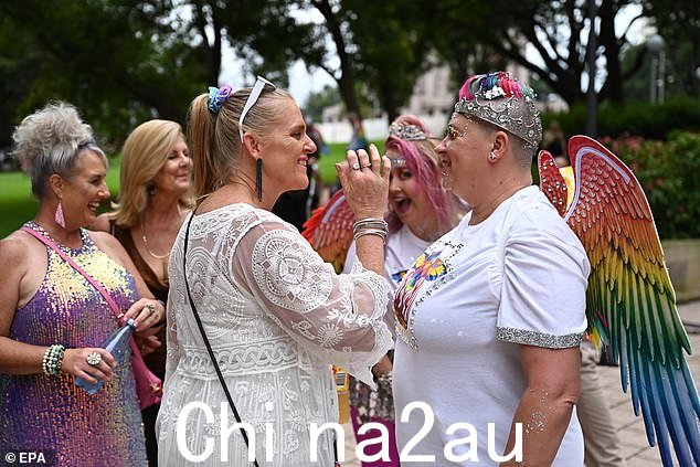 活动参加者(照片)将在晚上 7.30 游行开始时开始游行,游行于晚上 11 点左右在摩尔公园结束