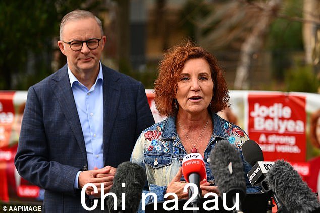 Anthony Albanese 的生日愿望实现了,工党在墨尔本 Dunkley 选区补选后保留了一个重要席位(图中为总理与候选人 Jodie Belyea)