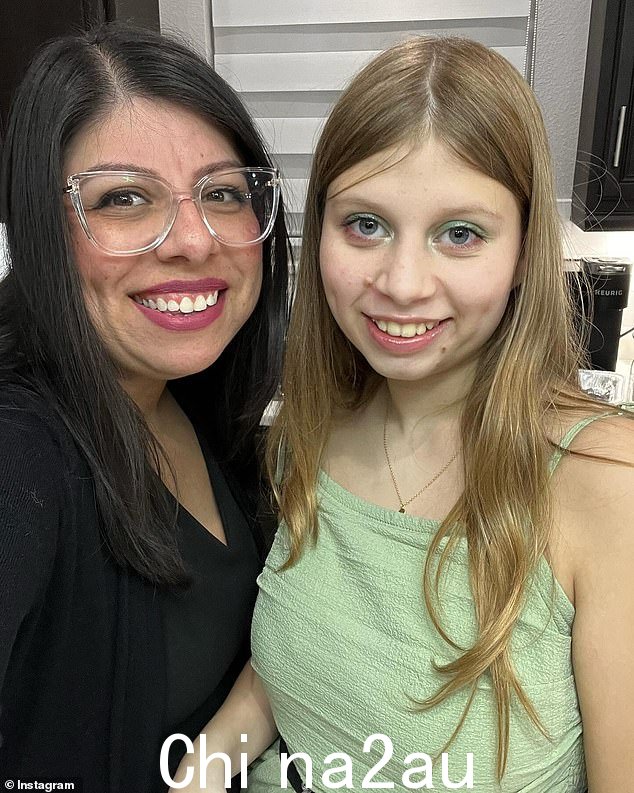 妈妈 Jennifer Soto 与她 13 岁的女儿 Maddie 合影