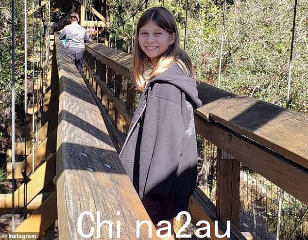这名年轻女孩失踪时身穿绿色夹克、黑色短裤和白色洞洞鞋。她脸上有两颗明显的痣 - 一颗在鼻子左侧,另一颗在下巴右侧