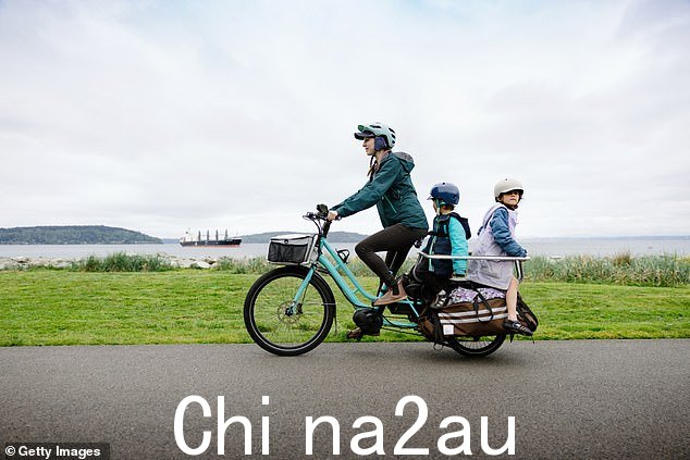 Lucy 声称电动货运自行车是前进的方向,与传统自行车相比,她更喜欢它们,并声称它使她 90 分钟的旅程缩短了一个小时