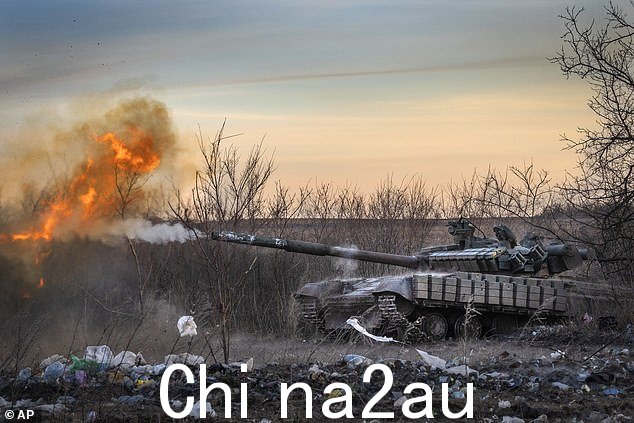 2月29日,乌克兰第17坦克旅的一辆坦克向恰西夫亚尔的俄罗斯阵地开火,这里是顿涅茨克地区与俄罗斯军队激战的地点