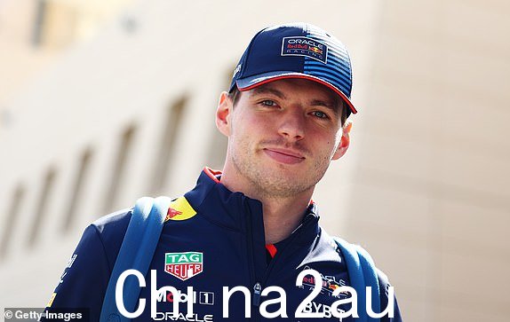 巴林,巴林 - 3 月 2 日: 2024 年 3 月 2 日,在巴林巴林国际赛车场举行的 F1 巴林大奖赛之前,荷兰车手马克斯·维斯塔潘 (Max Verstappen) 和甲骨文红牛车队在围场中散步。(摄影:Mark Thompson/Getty Images)