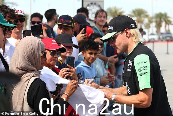 巴林,巴林 - 3 月 2 日:芬兰和 Stake F1 车队 Kick Sauber 的瓦尔特利·博塔斯 (Valtteri Bottas) 于 2024 年 3 月 2 日在巴林巴林国际赛车场举行的 F1 巴林大奖赛之前抵达赛道向车迷致意。(摄影:Peter Fox - Formula 1/Formula) 1 来自 Getty Images)