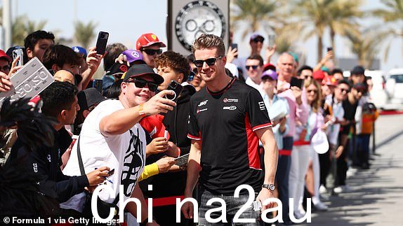 巴林,巴林 - 3 月 2 日:德国车手尼科·胡尔肯伯格 (Nico Hulkenberg) 和哈斯 F1 于 2024 年 3 月 2 日在巴林国际赛车场举行的巴林国际赛车场 F1 大奖赛之前抵达赛道,向车迷致意。 (Peter Fox 拍摄 - Formula 1/Formula 1,来自 Getty Images)