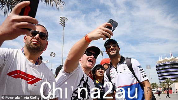 巴林,巴林 - 3 月 2 日:澳大利亚和 Visa Cash App RB 的 Daniel Ricciardo 于 2024 年 3 月 2 日在巴林巴林国际赛车场于巴林国际赛车场举行的 F1 大奖赛之前抵达赛道时向车迷致意。(照片由 Pauline Ballet - Formula 1/Formula 1 拍摄)来自 Getty Images)