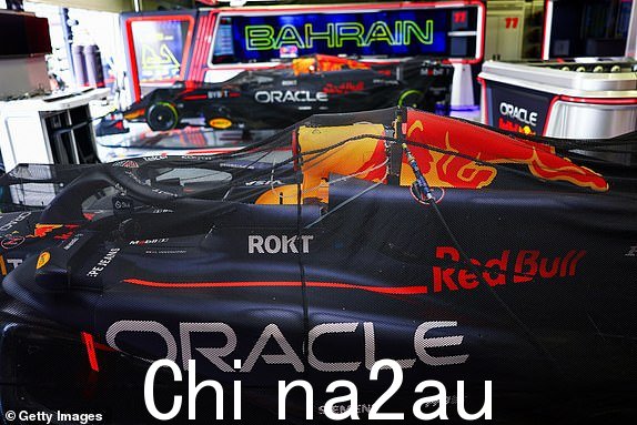 巴林，巴林 - 3 月 2 日： 2024 年 3 月 2 日，在巴林巴林国际赛车场举行的 F1 巴林大奖赛之前，荷兰车手马克斯·维斯塔潘 (Max Verstappen) 和甲骨文红牛车队 (Oracle Red Bull Racing) 的赛车出现在车库里。（摄影：Mark Thompson/Getty Images） height=
