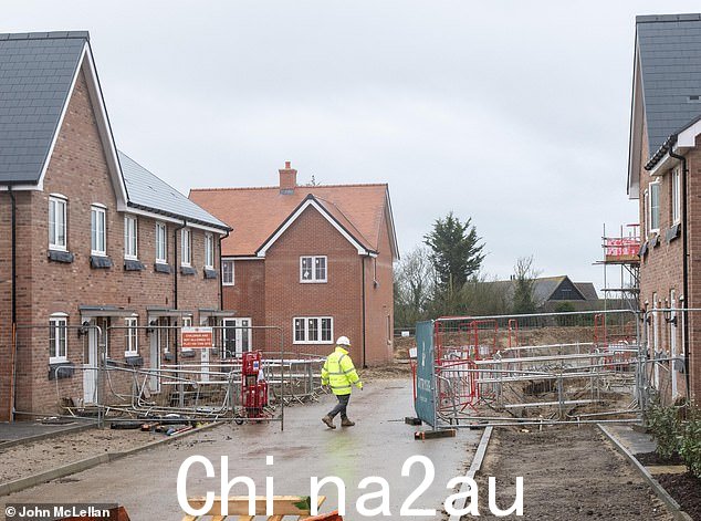 收购英国房屋的一家美国公司是投资公司 Blackstone,该公司在英国拥有 Leaf Living 和 Sage Homes。在埃塞克斯州布伦特里附近的 Cressing 庄园(如图),超过四分之一的房产被英国人抢购一空。 Leaf Living 的总金额据信约为 200 万英镑