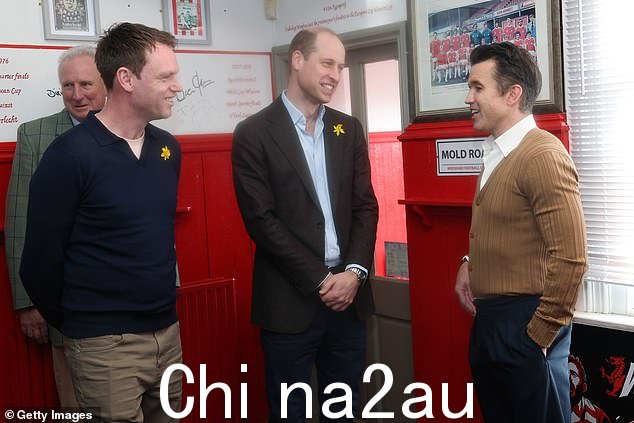 威廉王子与雷克瑟姆 AFC 共同所有者 Rob McElhenney 在 The Turf 酒吧交谈