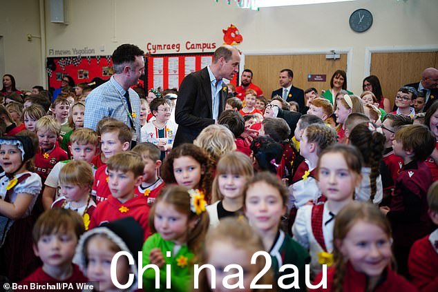 威廉在访问雷克瑟姆的 Ysgol Yr Holl Saint/All Saints' 学校时与学生交谈