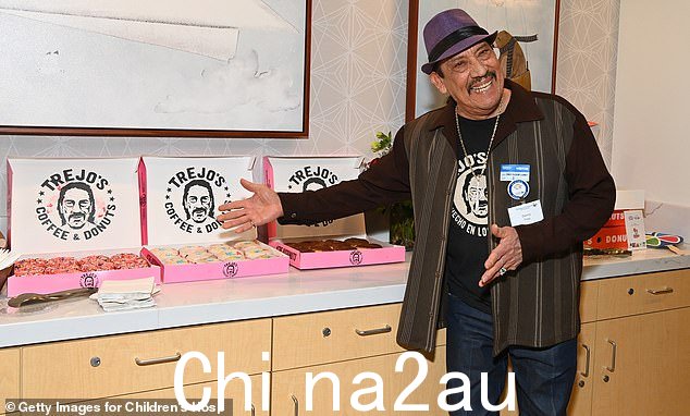 砍刀明星还为慈善活动的参加者带来了几盒甜甜圈