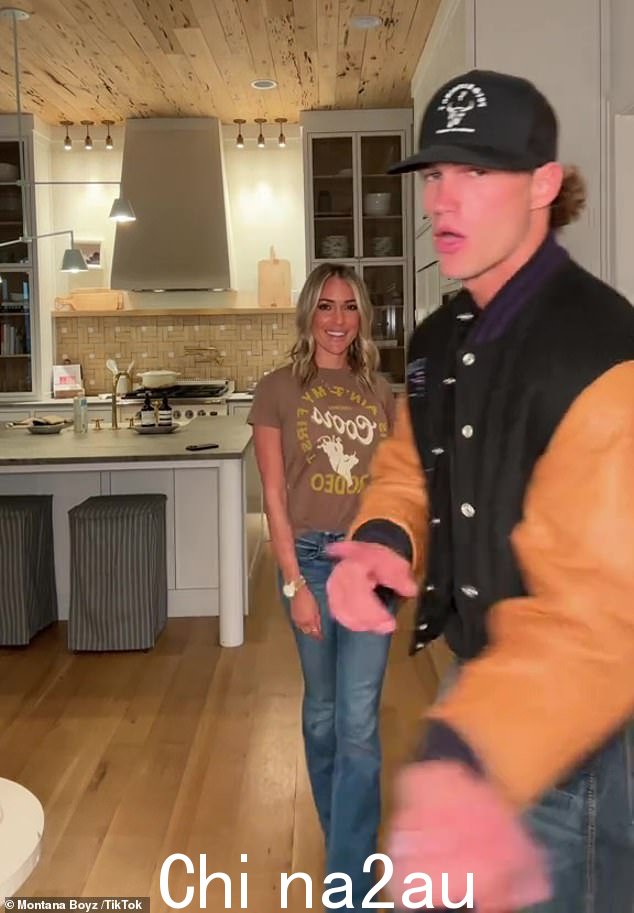 穿着牛仔裤和 T 恤,上面写着“这不是我的第一次 Coors Rodeo”,在 Mark 从后面拥抱她之前,克里斯汀露出了灿烂的笑容