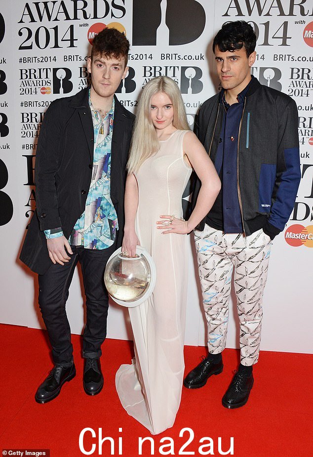 2014:与会者被禁止携带宠物,Clean Bandit 的 Grace Chatto 找到了一种绕过规则的方法(与乐队成员 Luke Patterson 和 Milan Neil Amin-Smith 合影)