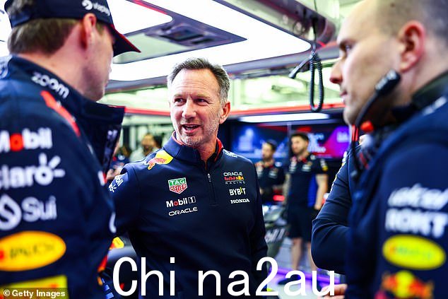霍纳在红牛担任职务周五像往常一样,马克斯·维斯塔潘(左)在周六的比赛中获得杆位,但也离开维修区墙与国际汽联进行会谈