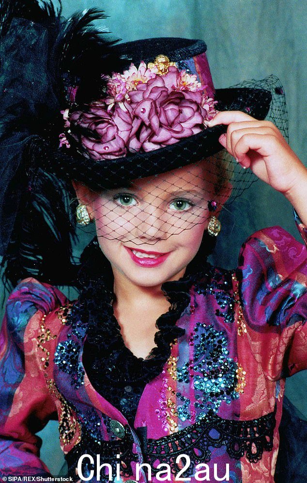 JonBenét 被发现死在家中地下室,尸检显示她的死因是勒死