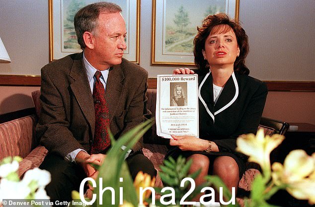 她的父母 Patsy 和 John 很早就起床准备旅行,这时母亲在楼梯上发现了一张勒索信,索要 118,000 美元才能让女儿安全返回