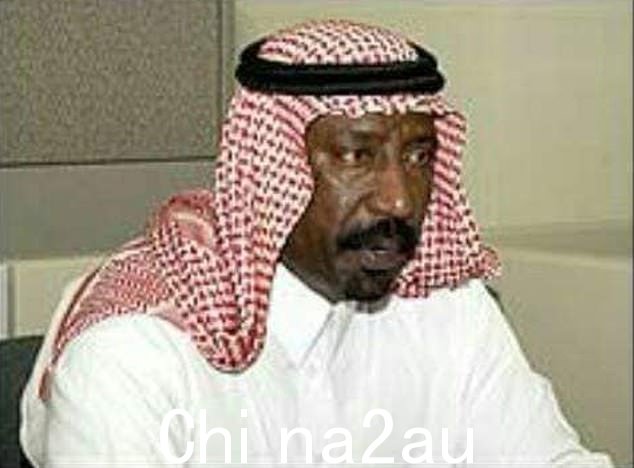 62岁的刽子手穆罕默德·萨阿德·贝希(如图)表示,他以前甚至不得不斩首过一些朋友,但冷冷地表示,这是他们“自找的”” class=
