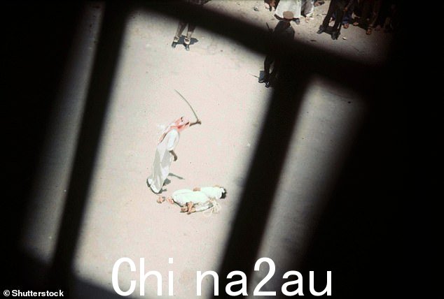 1985 年,一名毒贩在沙特阿拉伯吉达被用剑处决