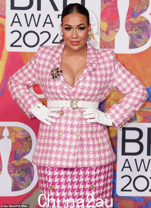 37 岁的丽贝卡·弗格森 (Rebecca Ferguson) 在周六的 2024 年 BRITS 颁奖典礼上展示了粉色和白色千鸟格印花的丰满大胸
