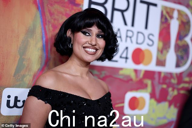 Raye 是时尚的缩影,她将乌黑的长发搭配矮胖的迷你波波头和克劳迪娅·温克曼 (Claudia Winkleman) 风格的流苏。class=