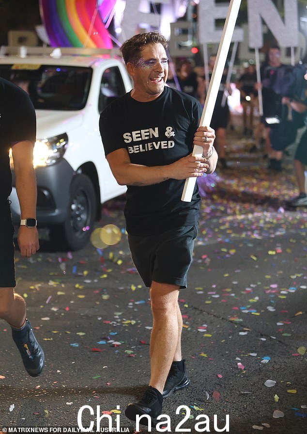 休是 LGBTQI+ 名人之一,在新南威尔士州警察 20 年来首次被禁止在悉尼活动中游行后,他对狂欢节董事会进行了猛烈抨击