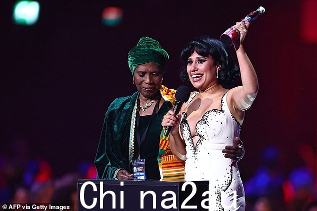 她已被提名七次——这是一年内单一艺人提名次数最多的一次——但不可能比她赢得更多,因为她两次入围年度歌曲奖– 《逃避现实》 (Escapism) 荣获冠军,《普拉达》 (Prada) 获得提名