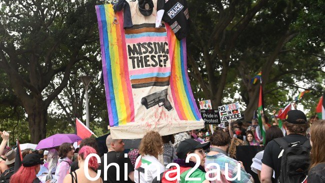 在狂欢节游行前举行了骄傲抗议示威活动周六下午在悉尼中央商务区。 图片：图片：NCA NewsWire / Jeremy Piper
