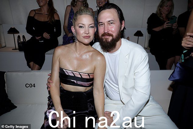 Hudson 于一月上个月正式放弃了首张单曲《Talk About Love》。她与琳达·佩里以及未婚夫丹尼·藤川共同创作了这首歌; 2023 年 7 月与 Danny 一起在巴黎亮相