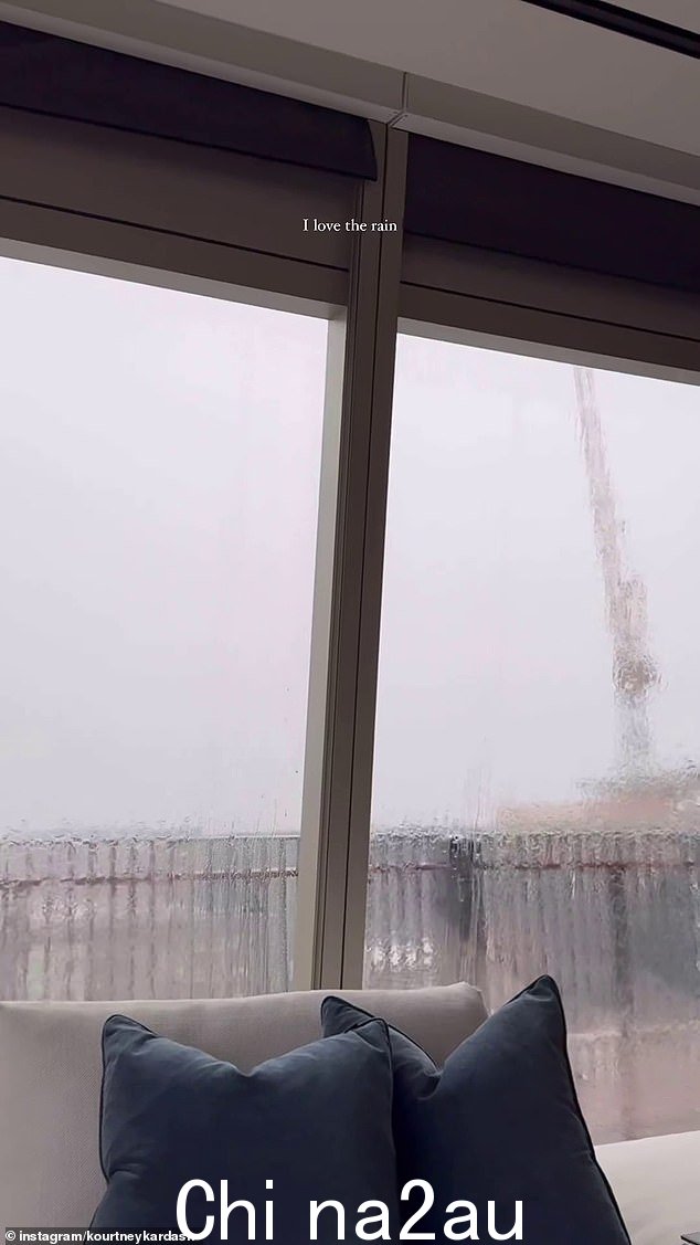 经过几周的忙碌之后,考特尼明显放松了,周日她在 Instagram Stories 上发布了一段雨从窗户流下来的视频。 “我喜欢下雨”,她简单地为这篇冥想帖子添加了标题
