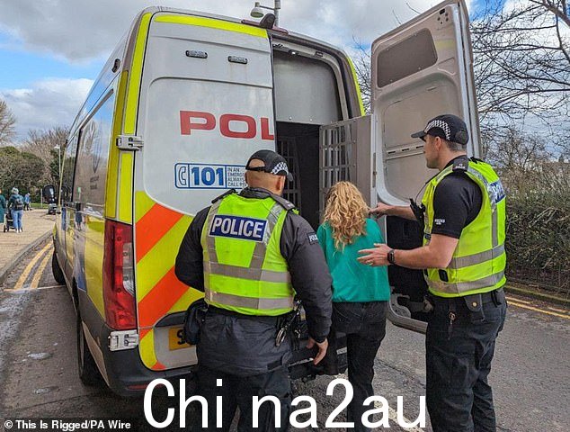 苏格兰警方逮捕了两名妇女,即 30 岁的索查·尼·迈尔丁 (Sorcha Ni Mhairtin) 和 23 岁的汉娜·泰勒 (Hannah Taylor),她们将粥和果酱倒在维多利亚女王的半身像上,并在上面喷上了“c***”字样the plinth