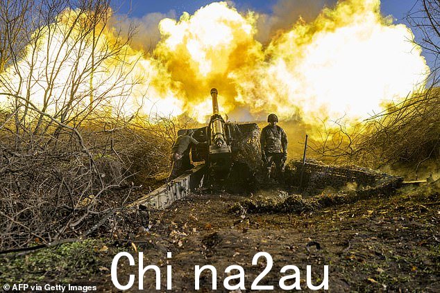 一名炮兵部队的乌克兰士兵向巴赫穆特外的俄罗斯阵地开火
