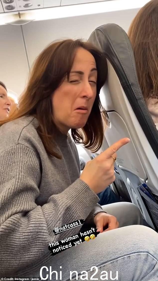EastEnders 明星娜塔莉·卡西迪 (Natalie Cassidy) 在飞往格拉斯哥的航班上正处于热闹时刻,一名粉丝没有注意到她就坐在几英寸之外
