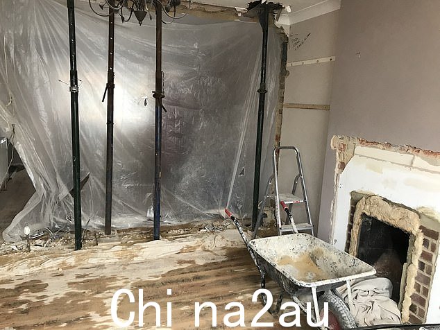 原本六周轻松的工作,结果变成了地狱般的四个月,在马丁被发现没有建筑资质后,在一堆瓦砾和灰尘中离开了他们家的楼下