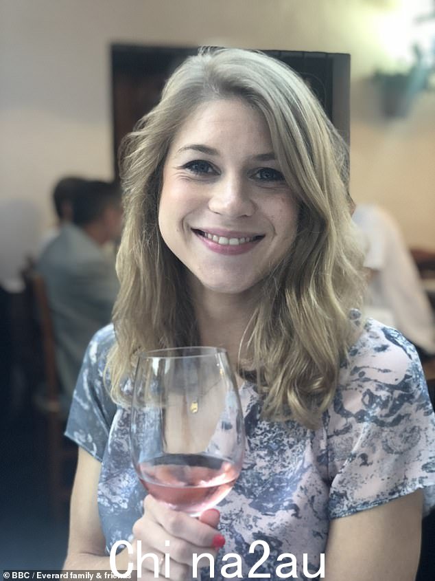 照片中埃弗拉德女士端着一杯酒,笑容灿烂。距离她被谋杀已经三年了