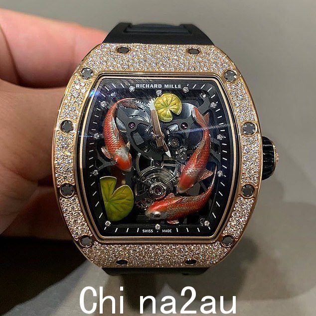 该手表据信是价值 100 万美元的 Richard Mille RMS-10 陀飞轮锦鲤手表,采用 8K 玫瑰金,表圈镶嵌钻石