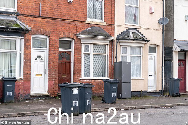 路上的垃圾箱和冰箱