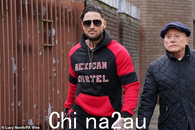 Stephen Bear(左)在今天休会后离开埃塞克斯切姆斯福德刑事法院