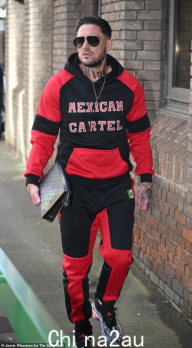 Stephen Bear 今天在切姆斯福德刑事法庭穿着连帽衫,上面写着“墨西哥卡特尔”
