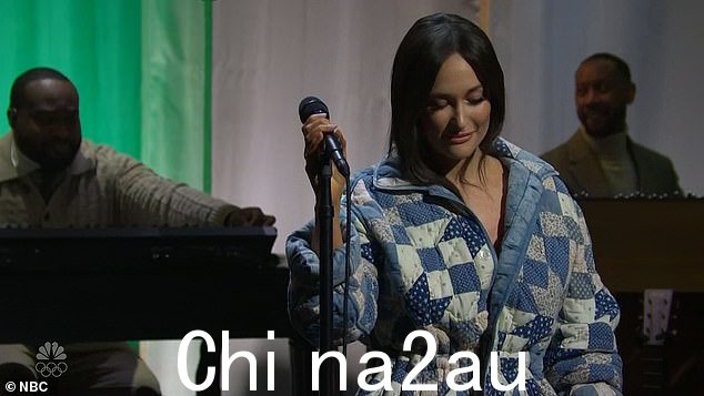 在此之前,她穿着一件类似被子的蓝色和白色长袍夹克,赤脚表演她即将发行的专辑《Deeper Well》中的主打歌