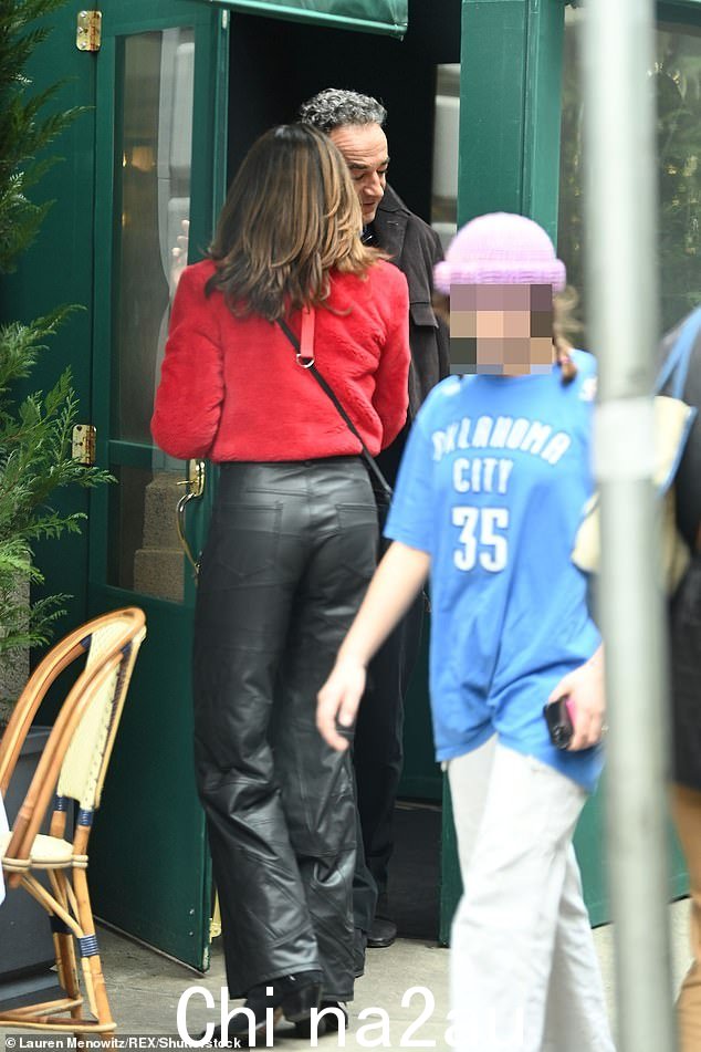 这次郊游是在伯爵夫人透露她与一位 62 岁男模特约会的几天后进行的,此前有传言称她正在与南方酒店业名人乔·布拉德利约会