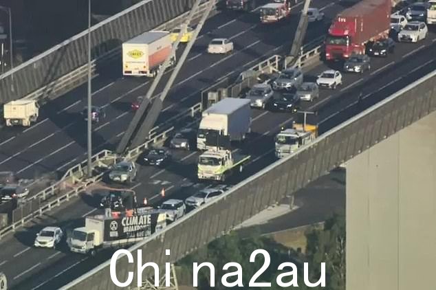 气候活动人士阻止了墨尔本西门大桥的交通,导致长时间延误